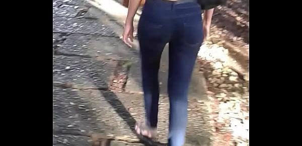  nice booty walking by in tight jean gostosa
